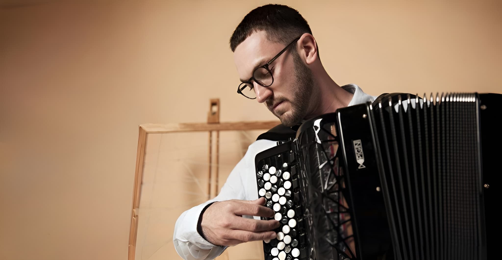 Clément Couyssat playing music